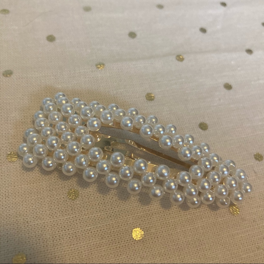 🦋 5 for 25 🦋 Gold tone pearl covered hair clip